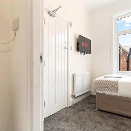 #4 - Location - Private Ensuite, Smart Tv, Fast Wifi And Free Parking - By Yoko 4*